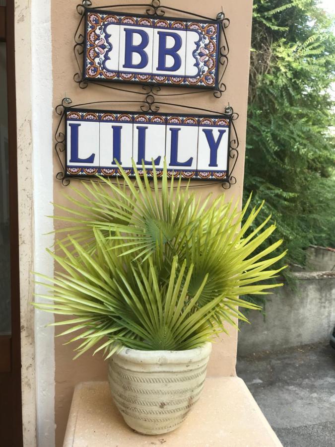 スルモナ Lilly Bed & Breakfast エクステリア 写真
