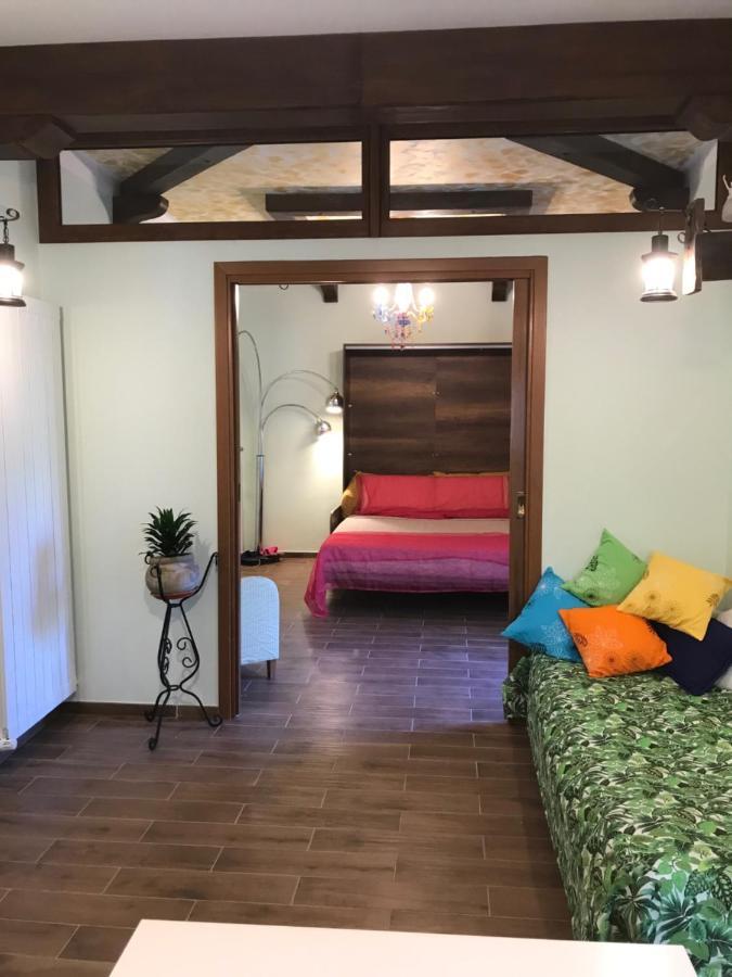 スルモナ Lilly Bed & Breakfast エクステリア 写真